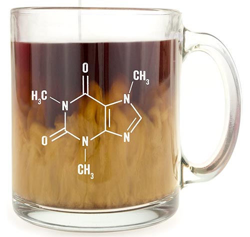 Taza de café de cristal con molécula de cafeína