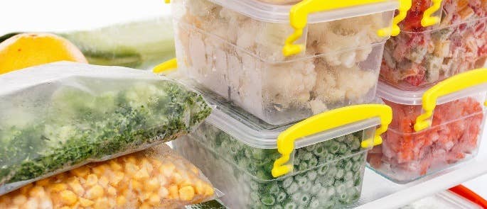 Cajas de verduras en el congelador.