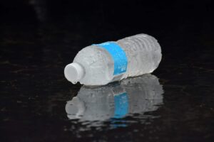 ¿Se pueden calentar botellas de agua en el microondas?