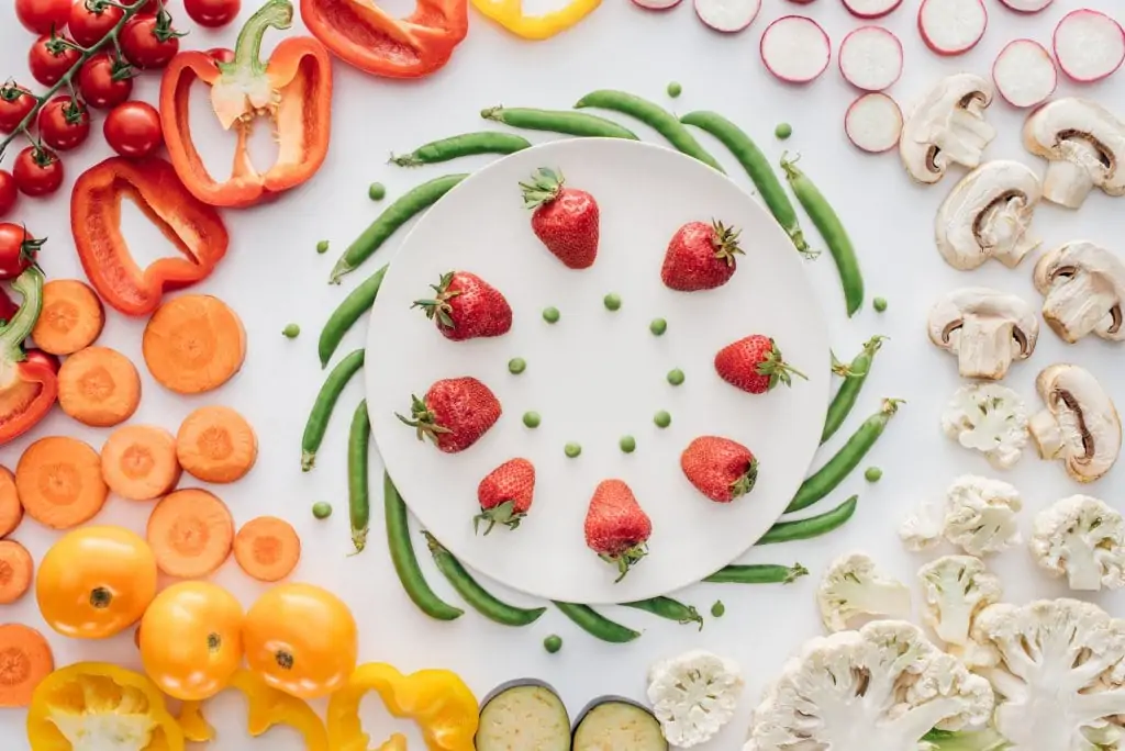 círculos de diferentes verduras y frutas sobre fondo blanco