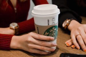 ¿Se pueden calentar vasos de Starbucks en el microondas y es seguro hacerlo?